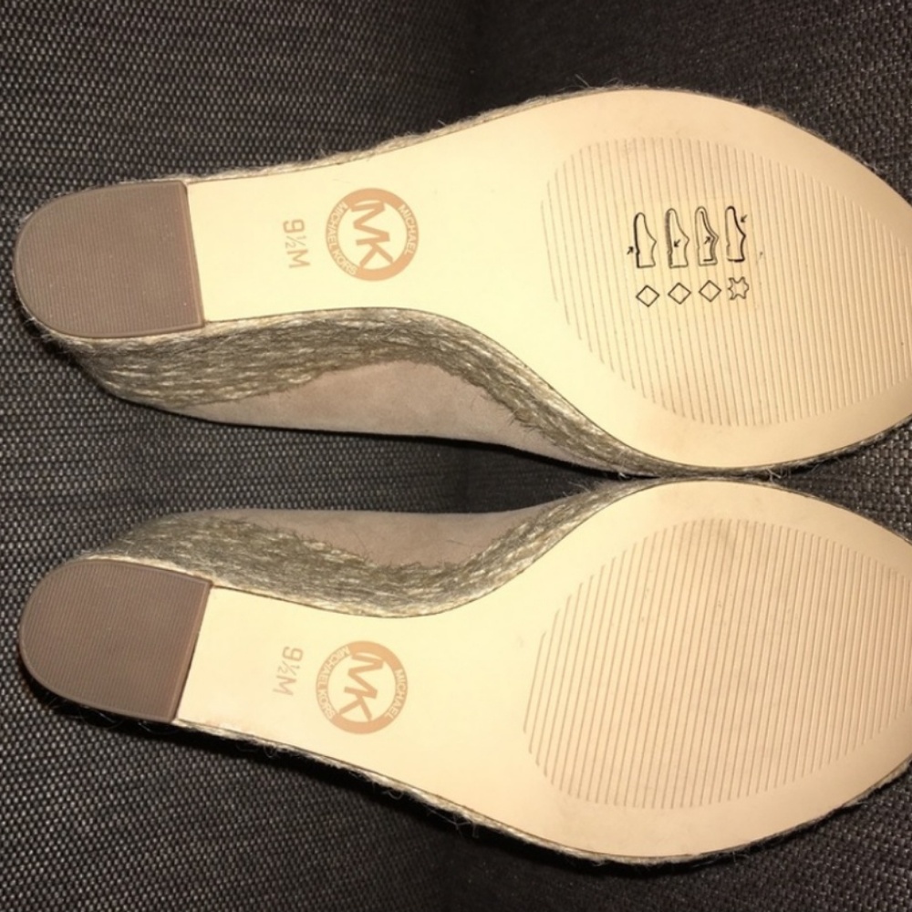 COPY - NIB Michael Kors khaki bow wedges in his box - Picture 6 of 6